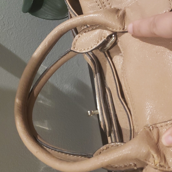 ❣️💫MARK DOWN💫❣️ Guess Tan handbag - Picture 7 of 12